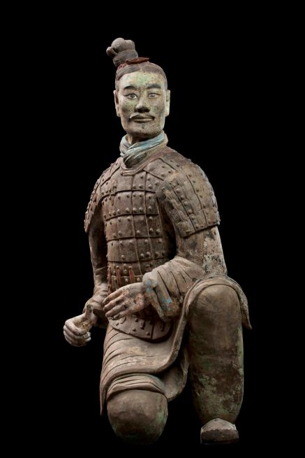 Armored kneeling archer, Qin dynasty (221-206 BCE), China. Terracotta.  Excavated from Pit 2, Qin Shihuang tomb complex, 1977.  Qin Shihuang Terracotta Warriors and Horses Museum, Shaanxi.