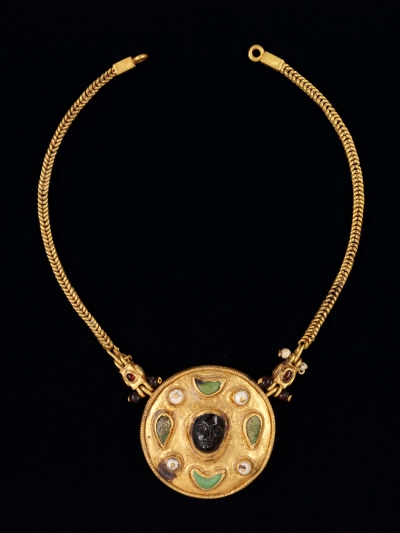Necklace with cameo face pendant (1st century CE), Thaj city, Tell al-Zayer site, Saudi Arabia. Gold, pearls, turquoise, and ruby.  Image: courtesy National Museum of Saudi Arabia, Riyadh, 2059.